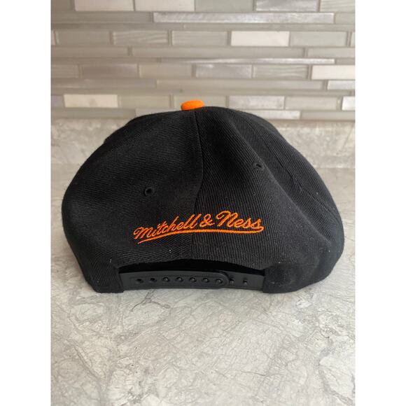 New York Knicks Mitchell & Ness NBA Snapback Hat - Picture 5 of 9